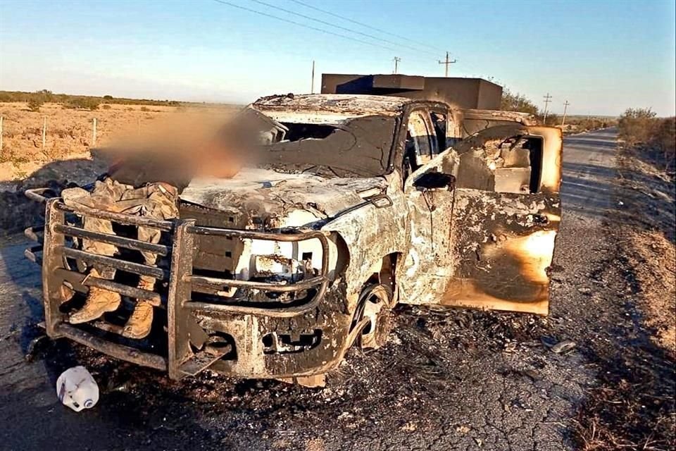 La camioneta con blindaje artesanal fue incendiada tras el enfrentamiento, en la Carretera a Santa Rosalía