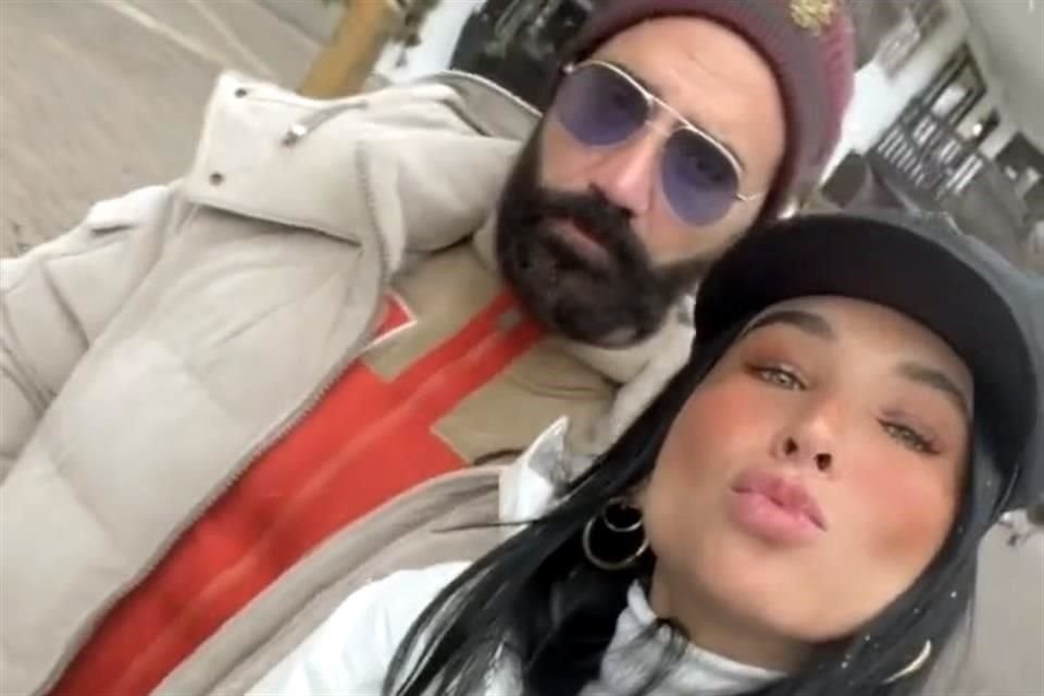 Alejandro Fernández y su novia Karla Laveaga en Vail, Colorado.