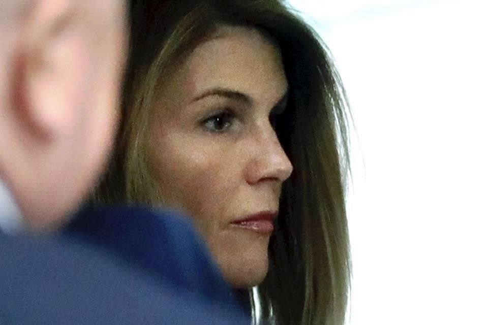 Ladrones ingresaron a la mansión de la actriz Lori Loughlin y su esposo, de donde sustrajeron 1 millón de dólares en joyas.