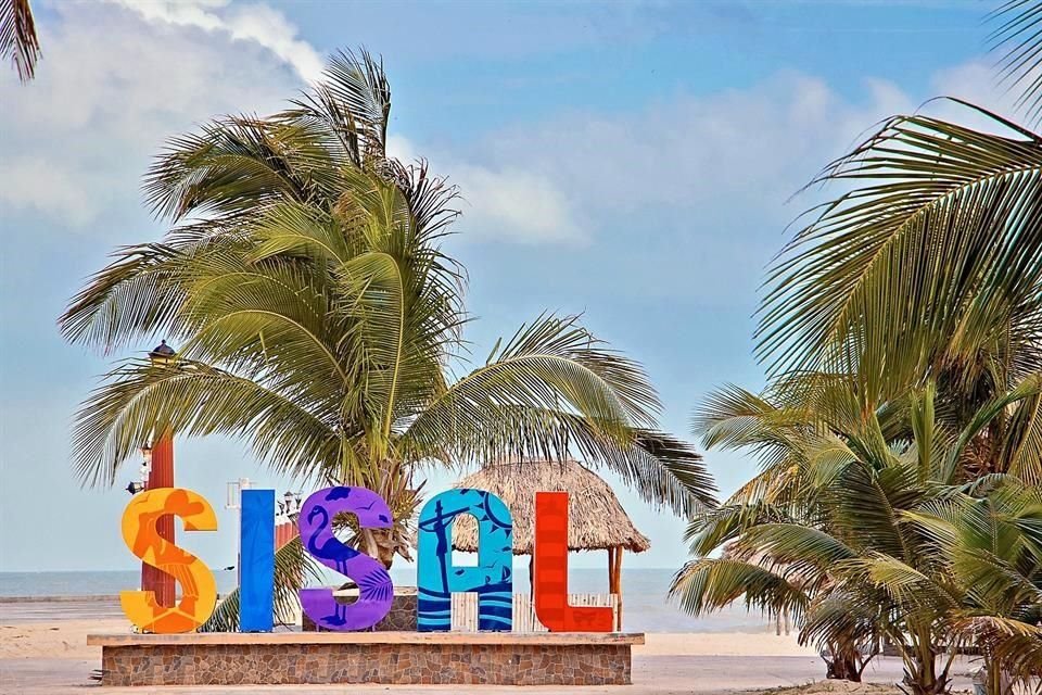 Ante la nueva ola de contagios, el Turismo de proximidad y el 'staycation' se presentan como un par de alternativas muy atractival. En foto, el puerto de Sisal, en Yucatán.