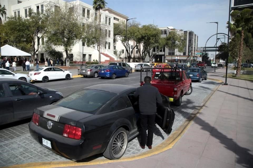 En la bahía de la Plaza Gastronómica, junto a la calle Zuazua, se estacionan a diario vehículos en forma indebida.