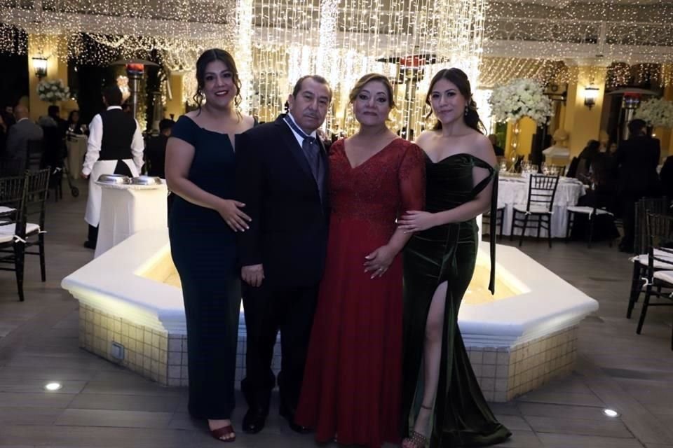 Karina Flores, Pedro Flores, Rosa María Briones y Vanessa Flores FAMILIA DEL NOVIO
