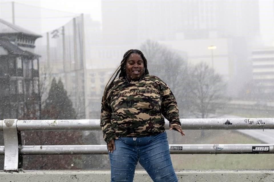 Chemise Rucker hace un baile de Tik Tok durante la tormenta, en Atlanta.