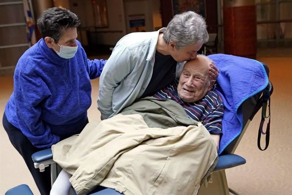 Melvin Goldstein, de 90 años, sonríe cuando su hija le da un beso en un asilo del Bronx, en Nueva York.