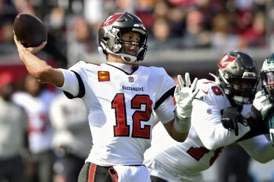 Tom Brady lanzó para dos anotaciones.