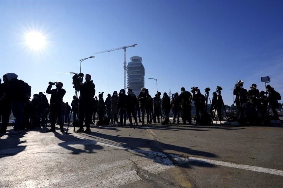 Los periodistas esperaron al tenista serbio afuera de la terminal VIP del aeropuerto Nikola Tesla en Belgrado, Serbia.