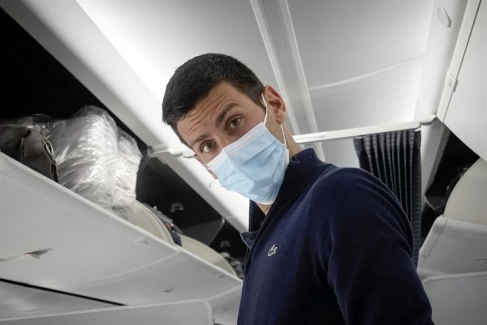 Novak se mostró de buen humor mientras se preparaba para su vuelo a Belgrado, en Dubai.