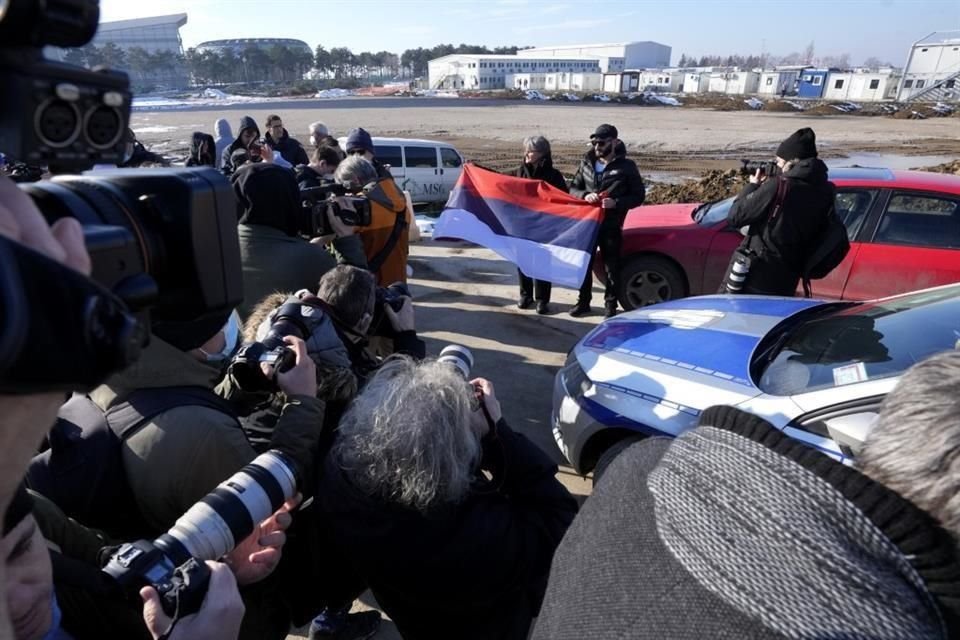 Algunos fans fueron al aeropuerto en y llevaron la bandera de Serbia para apoyar al tenista.