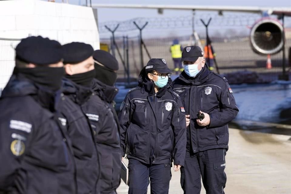 La policía también se alistó para el momento en el que llegara el tenista, pues debían evitar un caos.