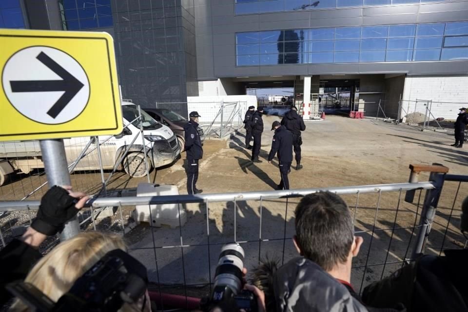 La policía también se alistó para el momento en el que llegara el tenista, pues debían evitar un caos.