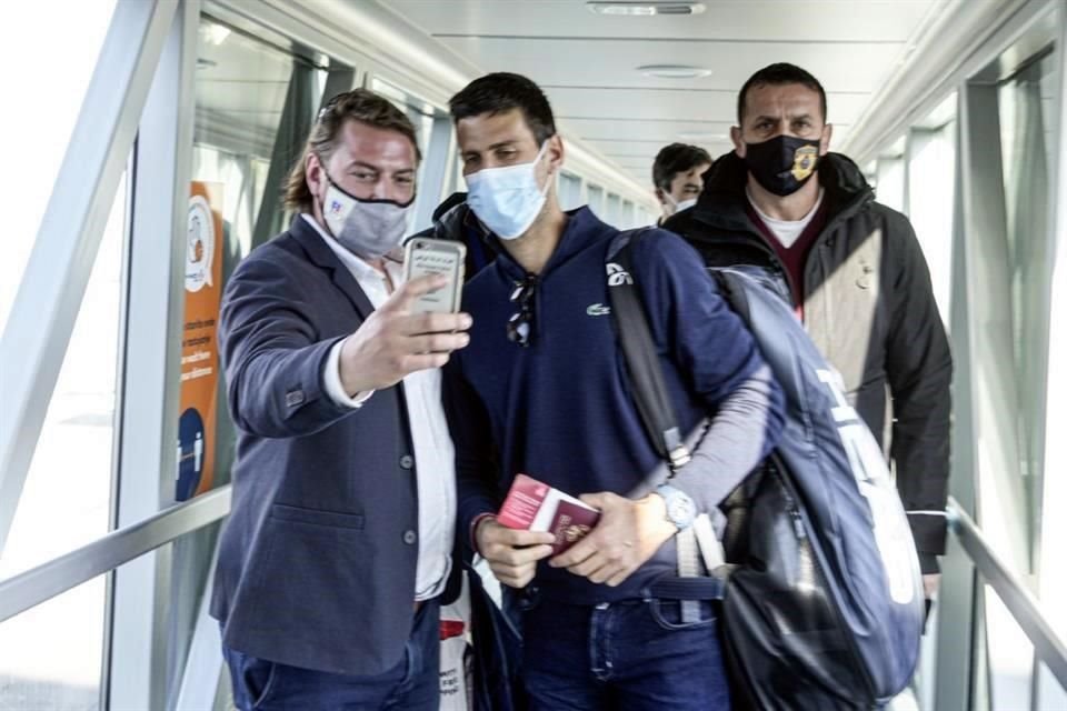 Al descender del avión, un fan se tomó una selfie con Novak, quien accedió a tomarse la foto amablemente.