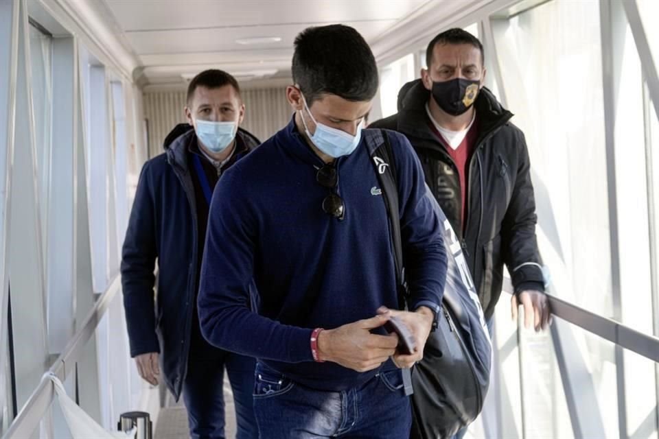 Novak Djokovic revisa sus documentos después de aterrizar en Belgrado, Serbia.