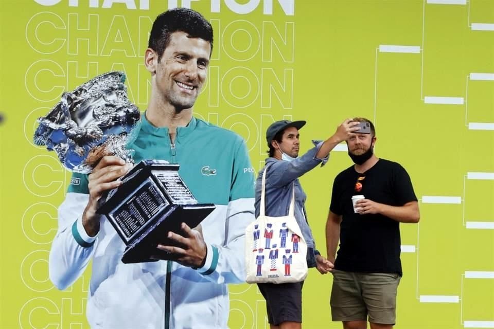 Mientras tanto en Australia, aficionados se toman selfies con la imagen de Novak, quien llegaba como campeón defensor al torneo.