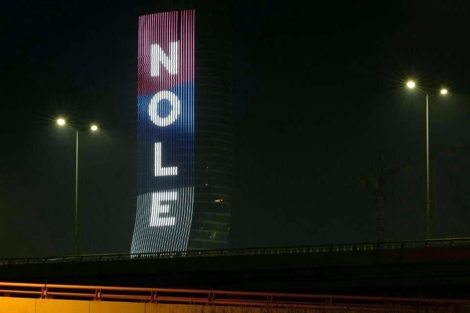 Una torre en Belgrado que está bajo construcción se iluminó con los colores de la bandera serbia y el nombre del tenista.