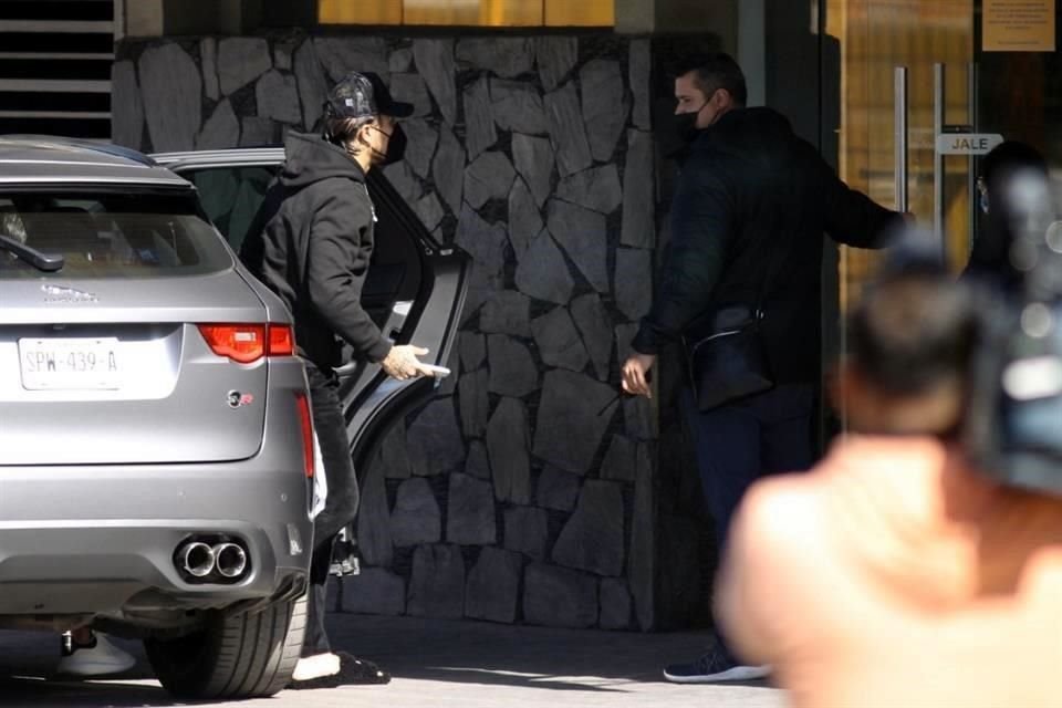 Carlos Salcedo se reunió con la directiva, pero aún no hay información oficial sobre su situación con el club.