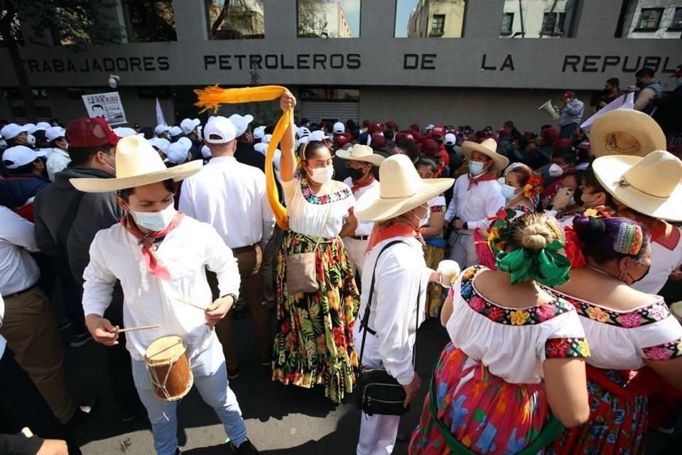 El ambiente festivo afuera de la sede nacional del STPRM.