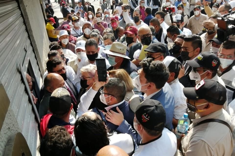 Primer día registro de aspirantes a la dirigencia del sindicato petrolero terminó en protestas y reclamos por la tardanza del trámite.