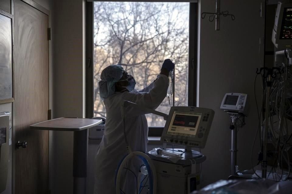 Personal de salud en Nueva York prepara un cuarto para pacientes de Covid-19.