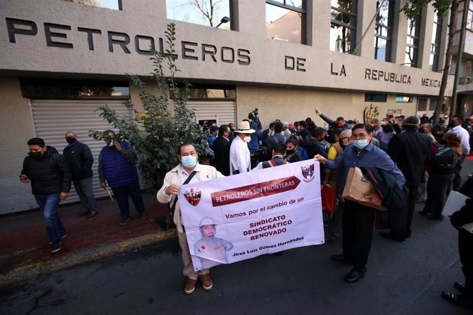 Contario al ambiente festivo de ayer, los candidatos hoy fueron acompañados por algunos seguidores.