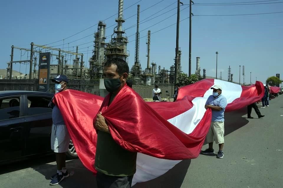 Pescadores protestaron frente a la refinería administrada por Repsol.