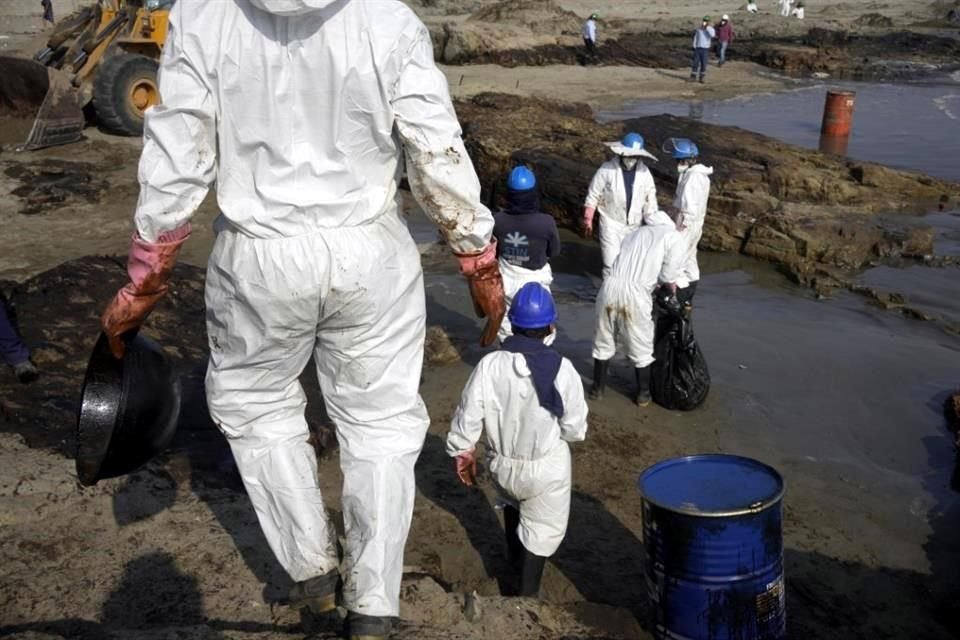 Los trabajadores de Repsol continúan con las labores para limpiar la playa.