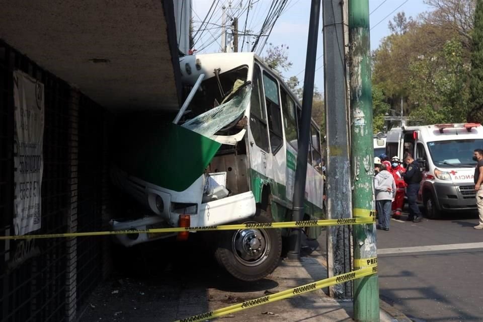 Servicios de emergencia tuvieron que liberar a dos pasajeros que quedaron atrapados y trasladaron a un hospital al chofer.