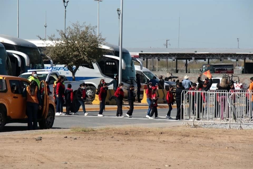 Dilan, alumno de la Primaria 16 de Septiembre, esperaba formado en el corredor peatonal del Puente Internacional Colombia su turno. 