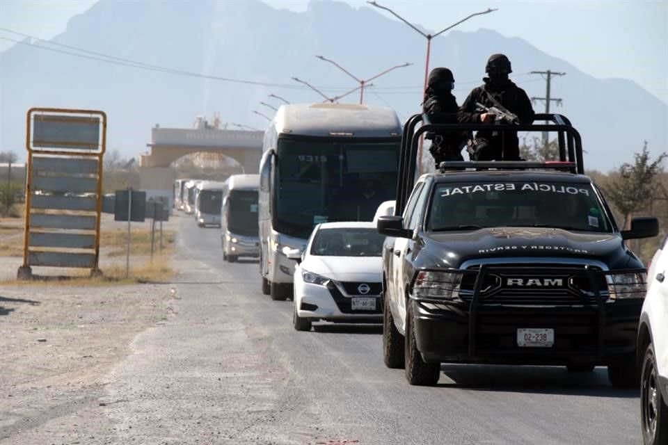 Minutos antes de las 13:00 horas llegaron, luego de un viaje de casi cinco horas en 10 autobuses por la carretera libre a Colombia.