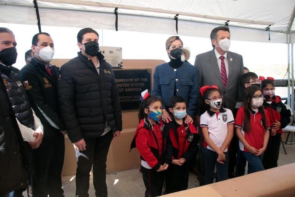 Pero en Colombia, las unidades se estacionaron a la altura de la primera caseta de cobro del Puente Internacional para que niños y adultos ingresaran caminando por el corredor peatonal.