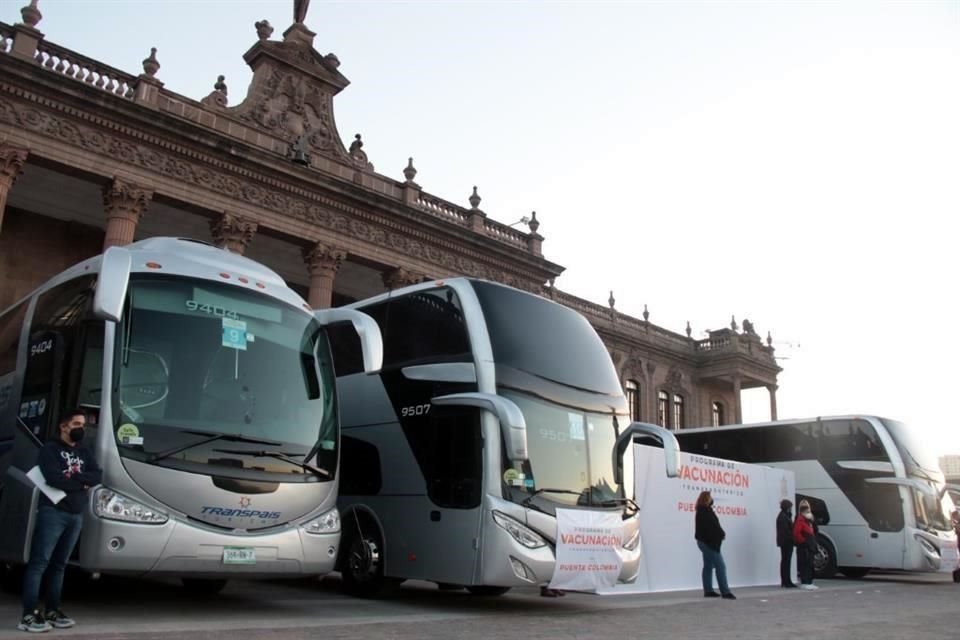 El Gobernador Samuel García y su esposa Mariana Rodríguez viajaron en el primer autobús con niños de la Primaria Amado Saldívar Chapa, de Apodaca. 