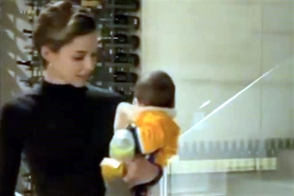 Mariana Rodríguez publicó durante el fin de semana fotos y videos con el bebé que sacó de Capullos el viernes pasado.