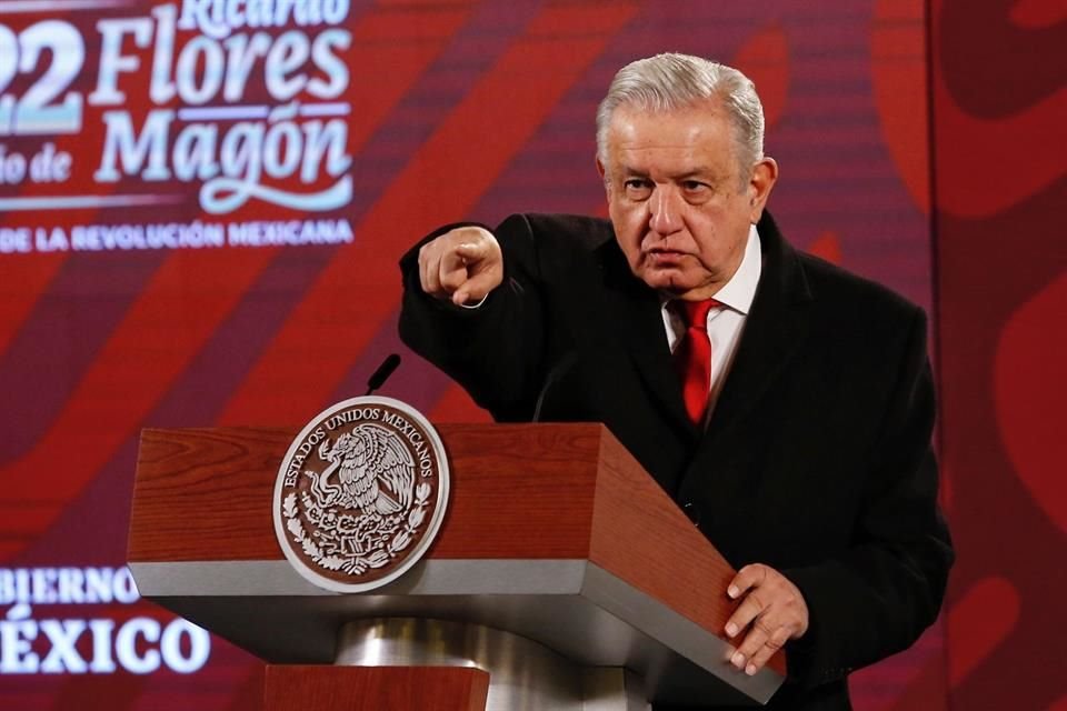 Andrés Manuel López Obrador en conferencia.