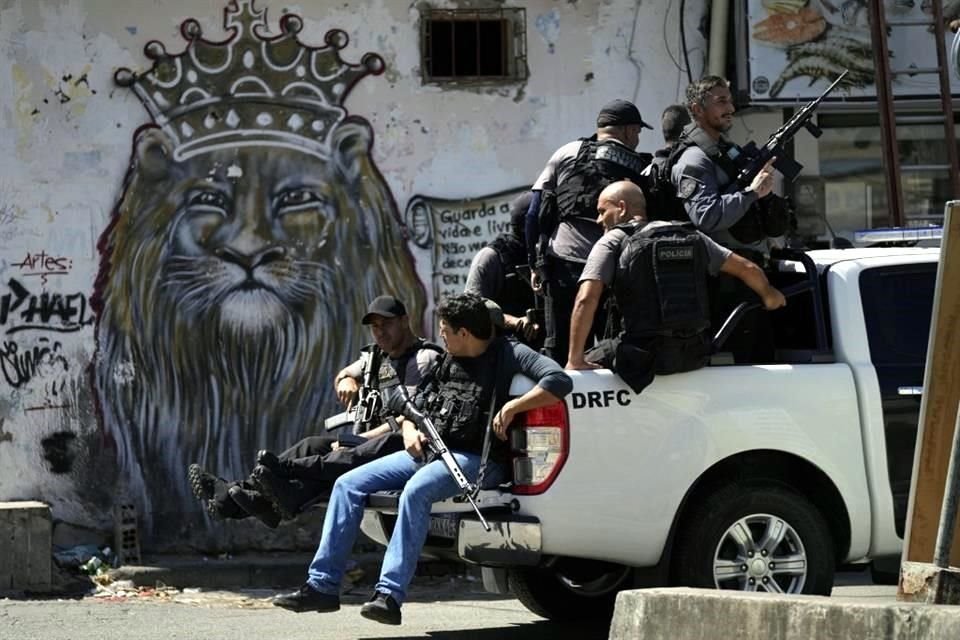 La Policía militar de Río de Janeiro ocupa la favela de Jacarezinho este miércoles.