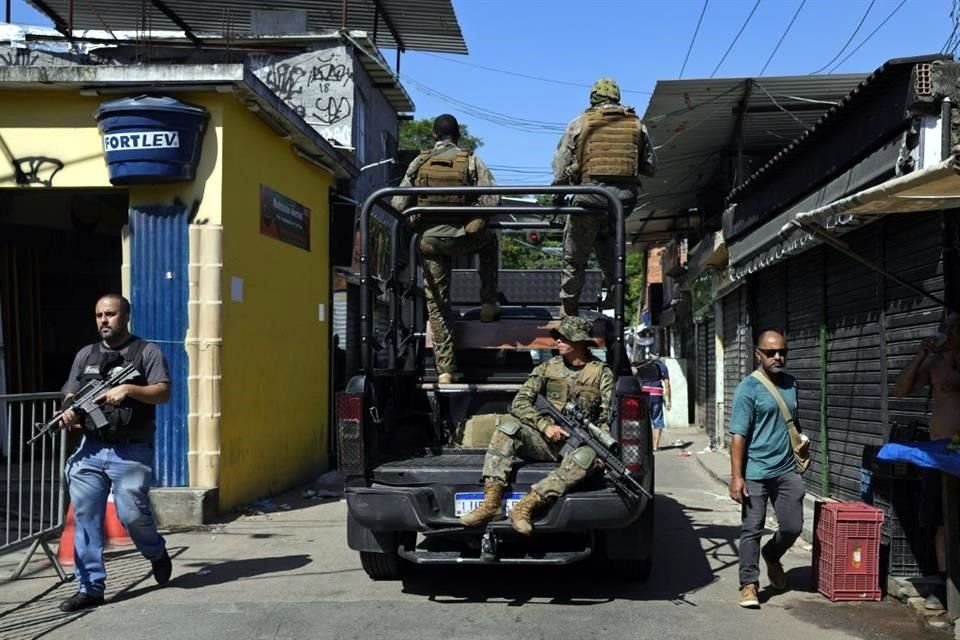 Los policías militares caminaban con armas largas entre las favelas y los residentes.