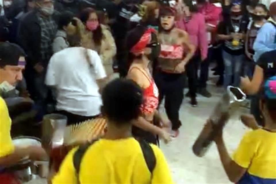 Familiares, amigos y fans del comediante bailaron al ritmo de los grupos de música vallenata que estuvieron en las capillas y en el panteón.