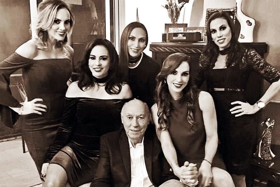 EN EL 2019 Carlos Oates junto a sus hijas Catia, Cynthia, Cecil, Carla y Carol Oates