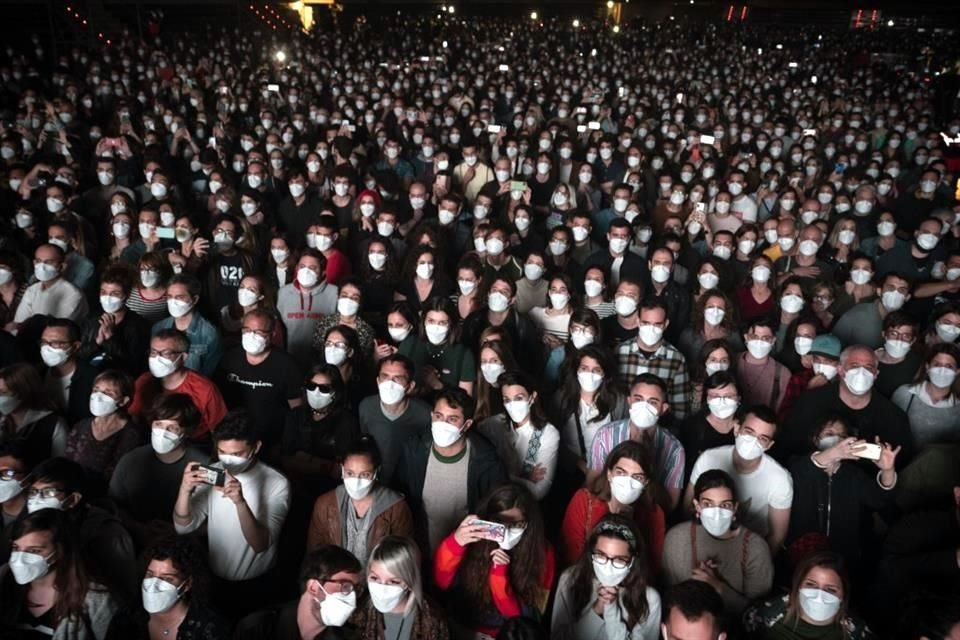 Personas con mascarilla acuden a un concierto en Barcelona en marzo de 2021.