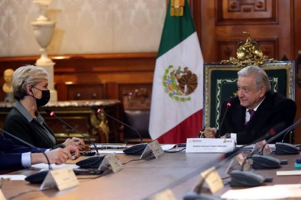 El Presidente se reunió con la Secretaria de Energía de EU con quien, dijo, prevaleció entendimiento. En la foto compartida el Mandatario luce sin cubrebocas.