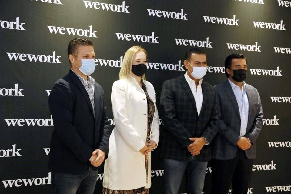 Alejandro del Villar, de WeWork; Priscila Nieves; el Alcalde de Tlajomulco, Salvador Zamora, y el empresario Juan José Herrejón inauguraron la nueva sede de la firma.