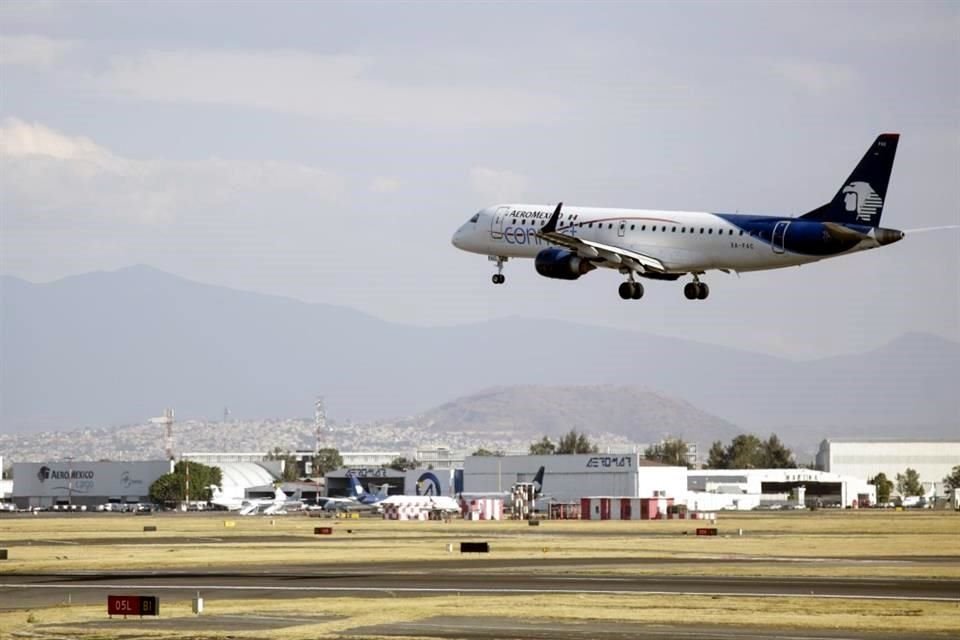 Aeroméxico impugnó ante un juez la reducción de 61 a 49 operaciones por hora en AICM, luego de la disposición federal que favorece al AIFA.