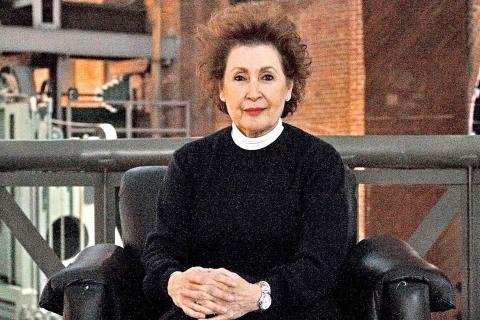 Emma Molina comienza su carrera como funcionaria con la dirección del Centro de las Artes.
