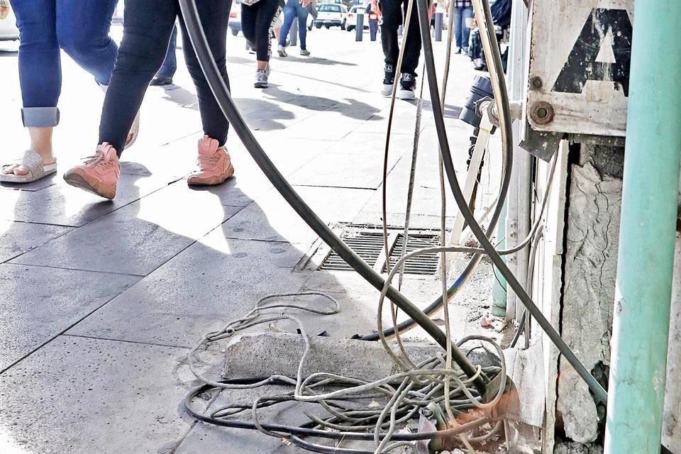 Los cables invaden las banquetas de los pasos peatonales más transitados en el Centro de la Ciudad.