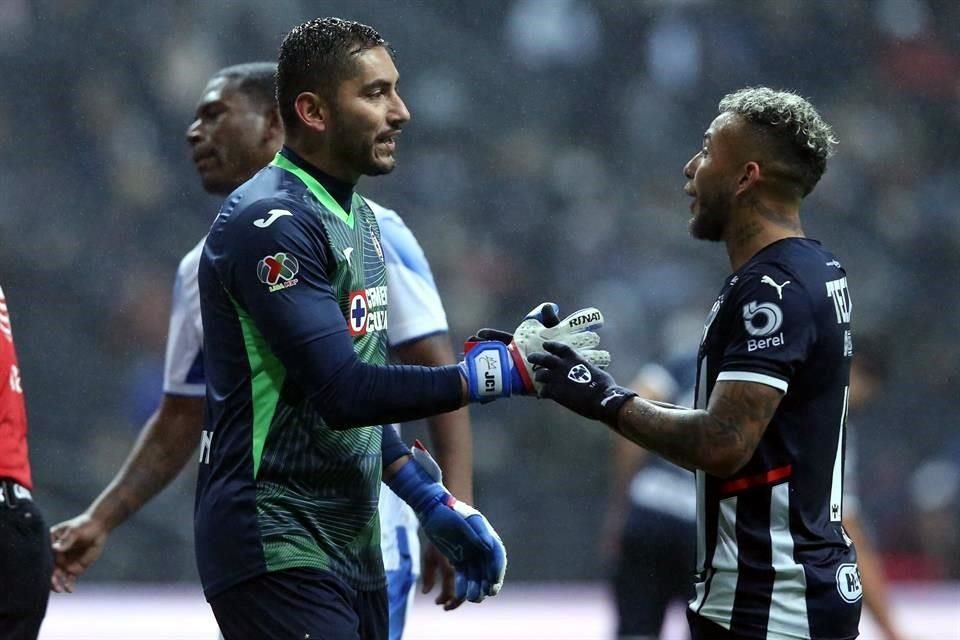 Duván Vergara salió lesionado del juego.