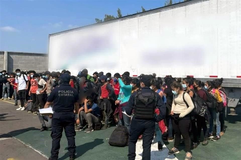 En la carretera 57 Matehuala-Monterrey se rescataron 65 personas migrantes hacinadas al interior de la caja seca de un tráiler.