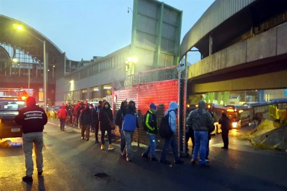 Desde la estación San Nicolas hasta la conexión con la línea 1 en Cuauhtémoc, se suspendió el servicio desde alrededor de las 5:00 horas.