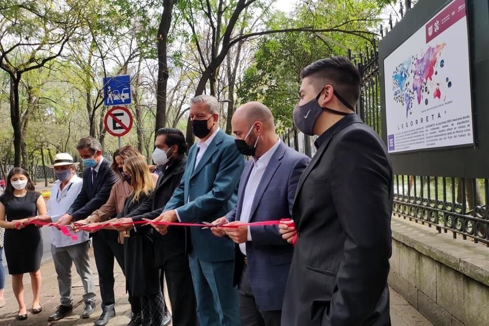 En la inauguración participaron Víctor y Lourdes Legorreta, hijos del artífice; Vanessa Bohórquez, secretaria de Cultura de la Ciudad de México, y otras personalidades.