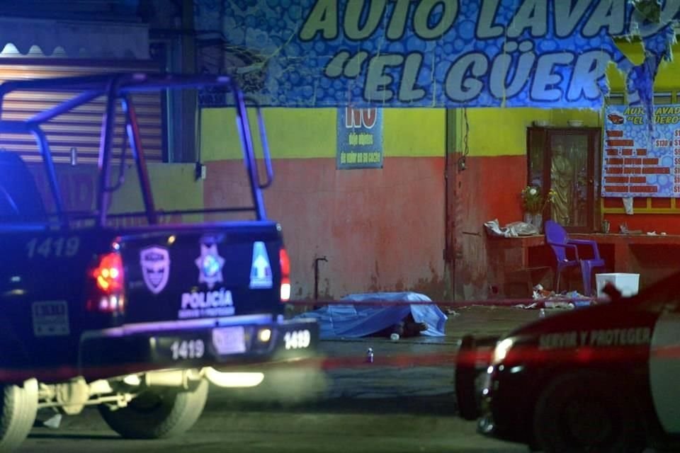 El cuerpo de la víctima identificada sólo como 'El Fito' quedó afuera del car wash 'El Güero' de la Col. Metroplex.