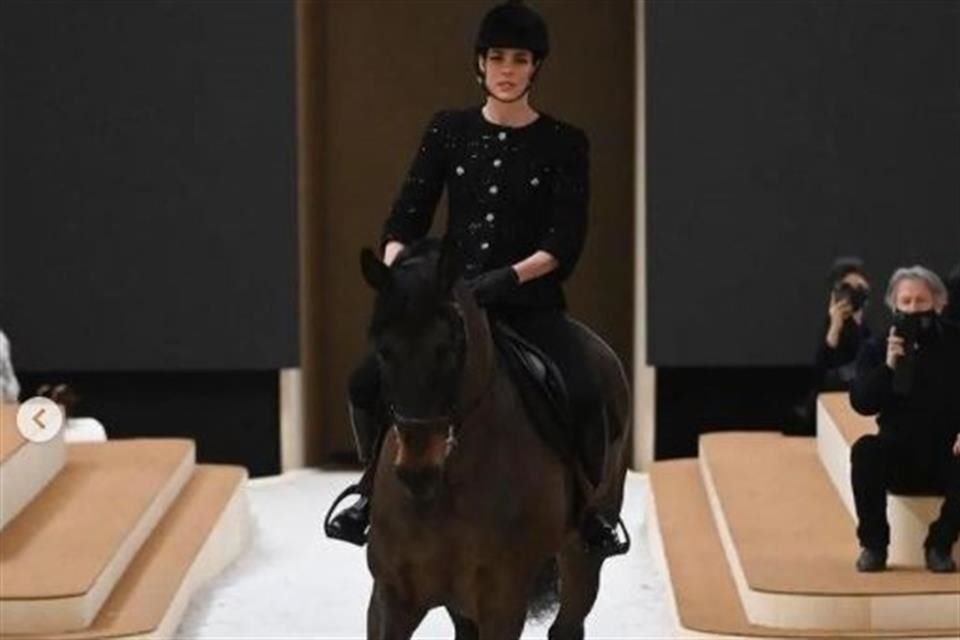 La hija de la princesa Carolina de Mónaco, Carlota Casiraghi, abrió el desfile de alta costura de Chanel montada en un caballo.