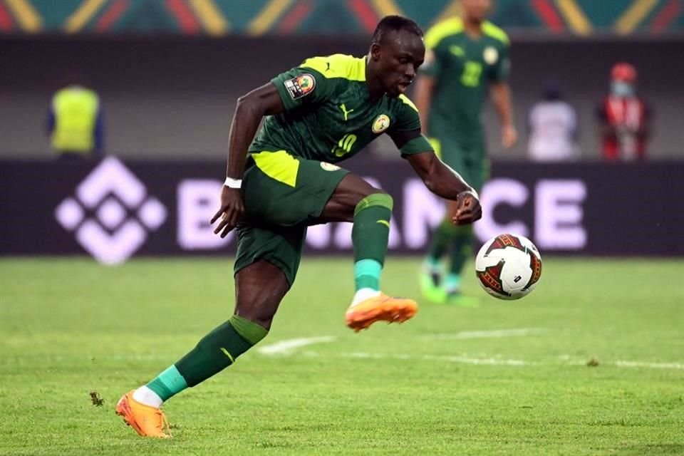 Sadio Mané se recuperó del fuerte golpe y terminó marcando el segundo tanto de Senegal.