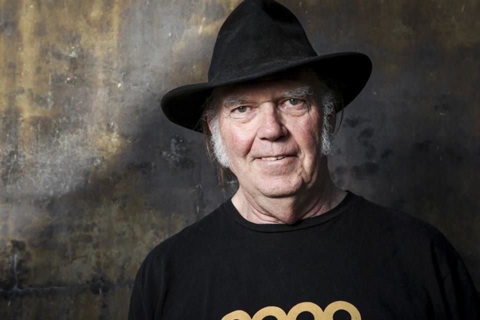 Neil Young exigió a Spotify quitar su música si no eliminaba un podcast que ha difundido información falsa sobre la vacuna contra Covid-19.